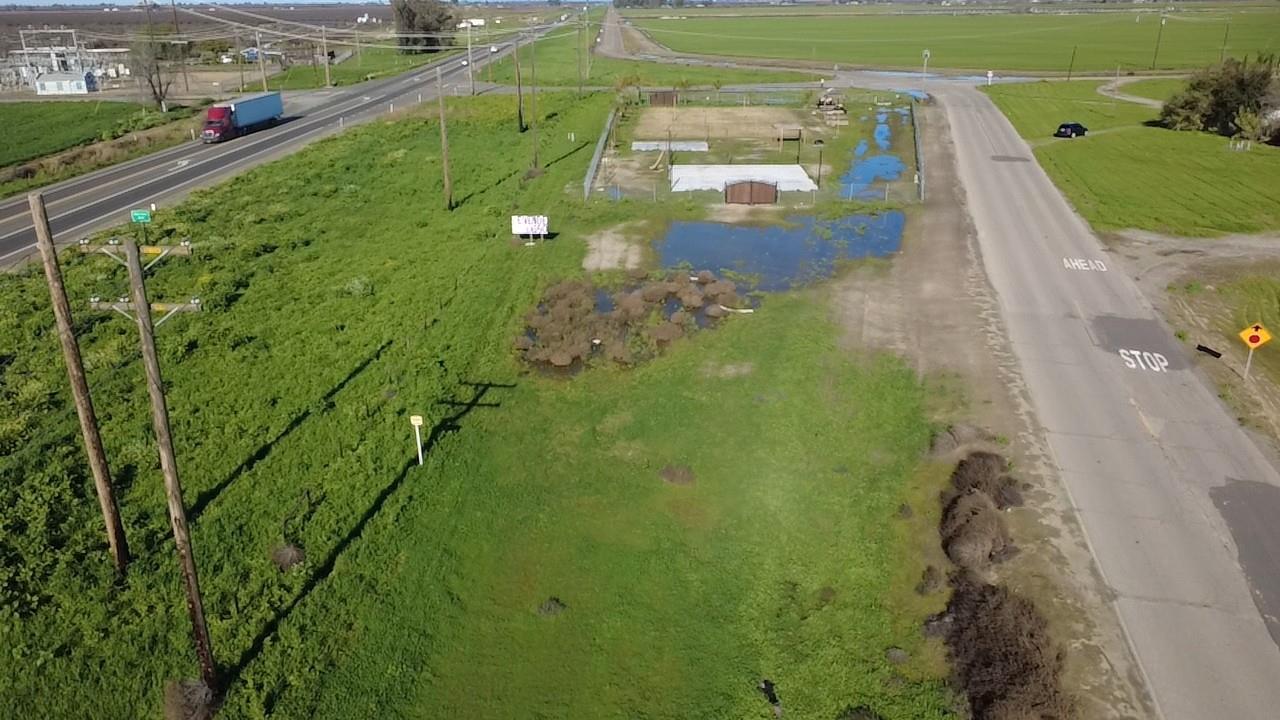 70 E Harlan Ave, Laton, CA 93242