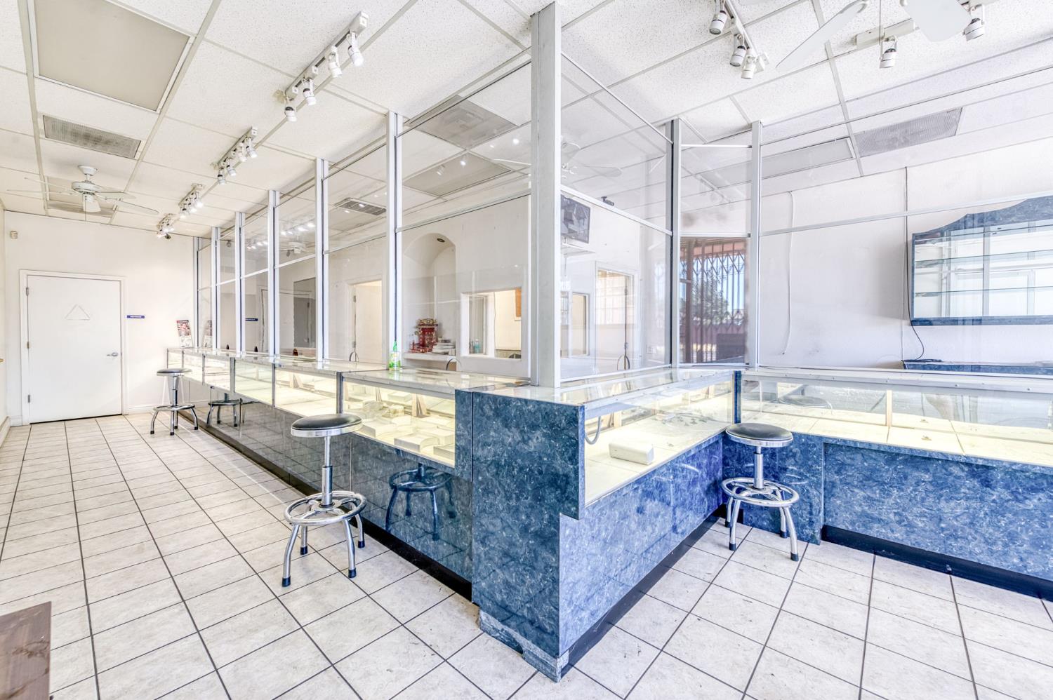 2403 E Clinton Ave, Fresno, CA 93703