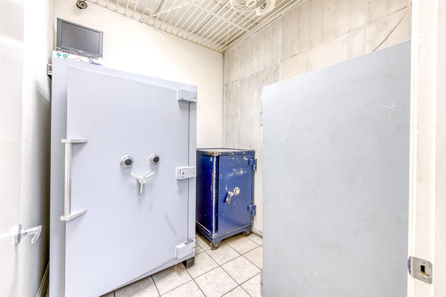 2403 E Clinton Ave, Fresno, CA 93703