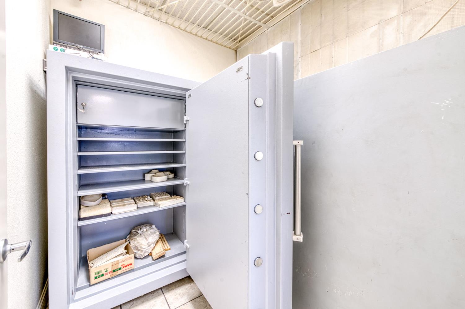 2403 E Clinton Ave, Fresno, CA 93703