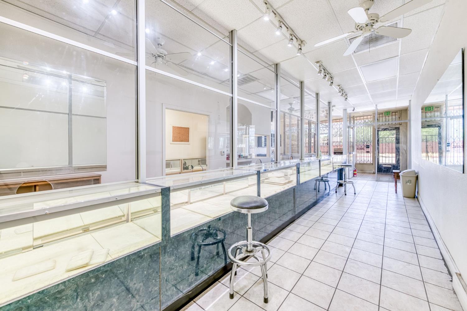 2403 E Clinton Ave, Fresno, CA 93703