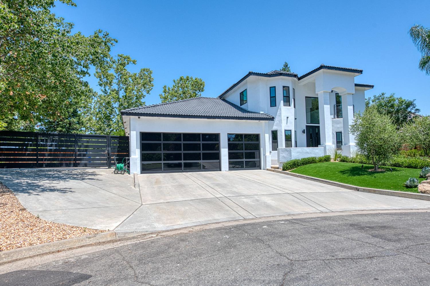 1292 E Valley Forge Dr, Fresno, CA 93720