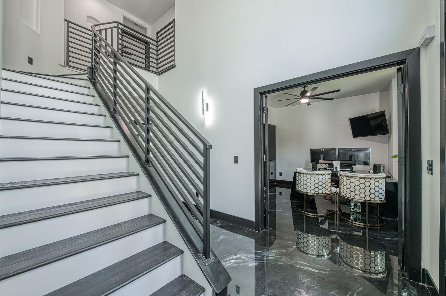 1292 E Valley Forge Dr, Fresno, CA 93720