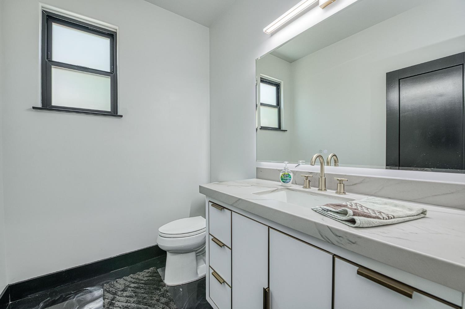 1292 E Valley Forge Dr, Fresno, CA 93720