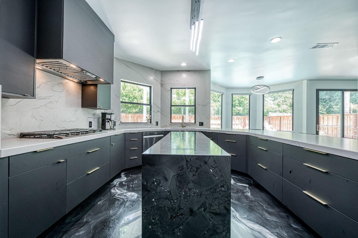 1292 E Valley Forge Dr, Fresno, CA 93720