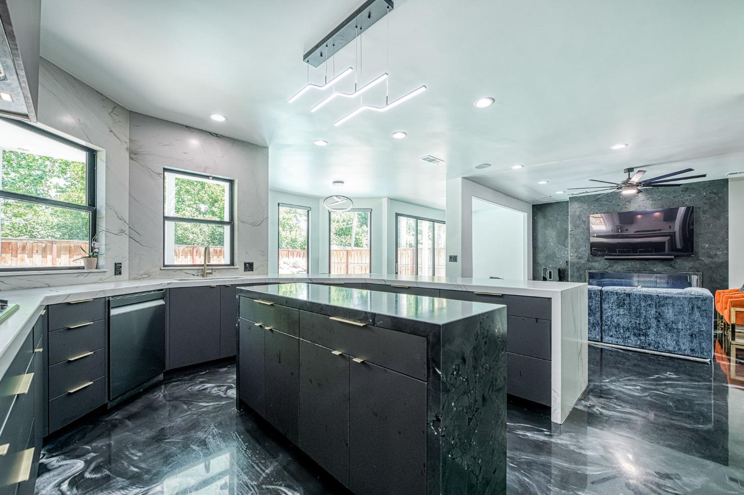 1292 E Valley Forge Dr, Fresno, CA 93720