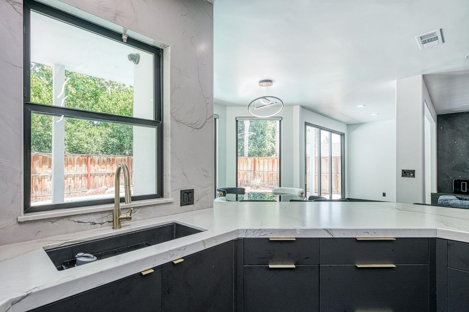 1292 E Valley Forge Dr, Fresno, CA 93720