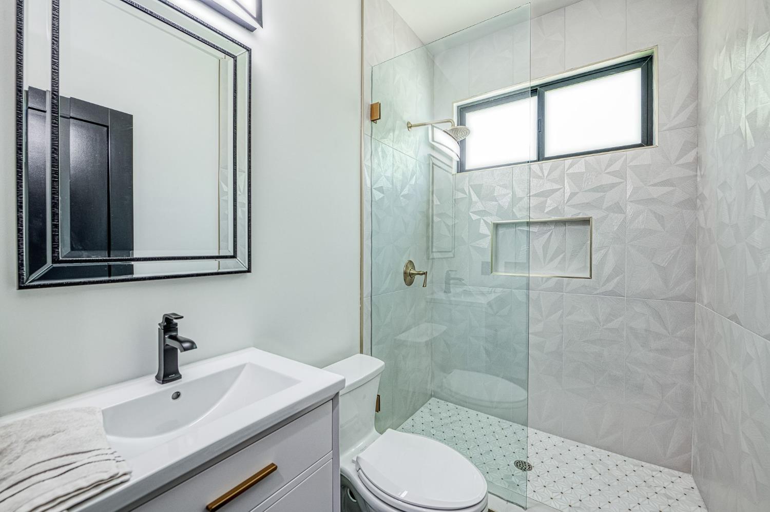 1292 E Valley Forge Dr, Fresno, CA 93720