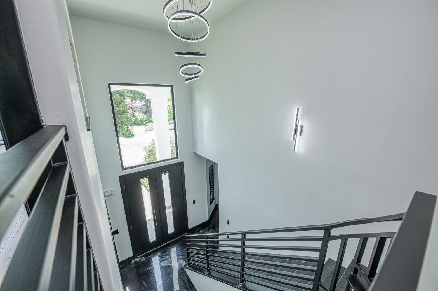 1292 E Valley Forge Dr, Fresno, CA 93720