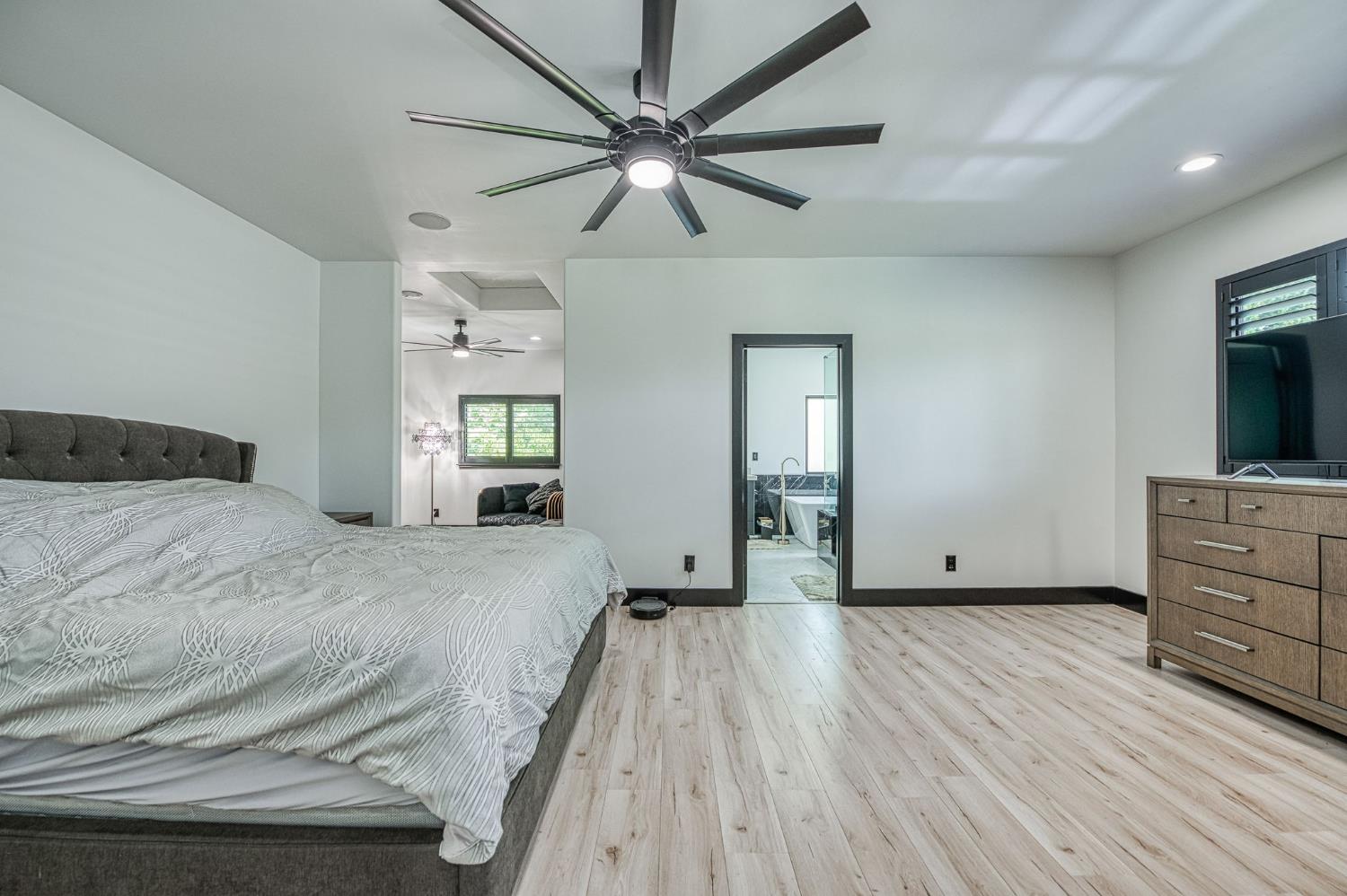 1292 E Valley Forge Dr, Fresno, CA 93720