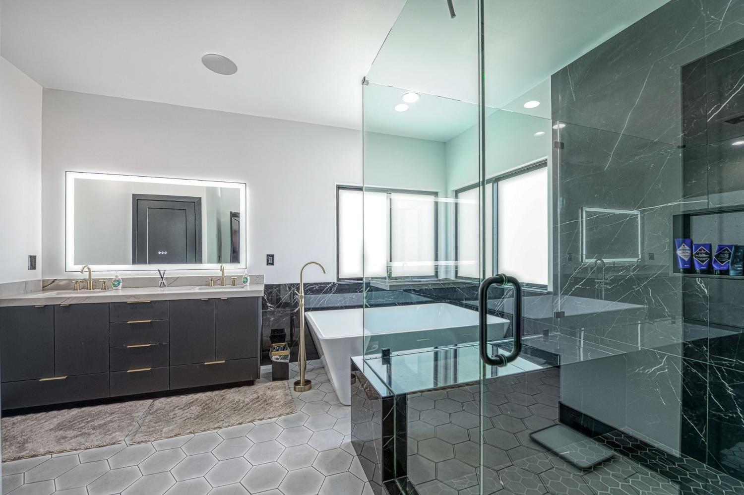 1292 E Valley Forge Dr, Fresno, CA 93720