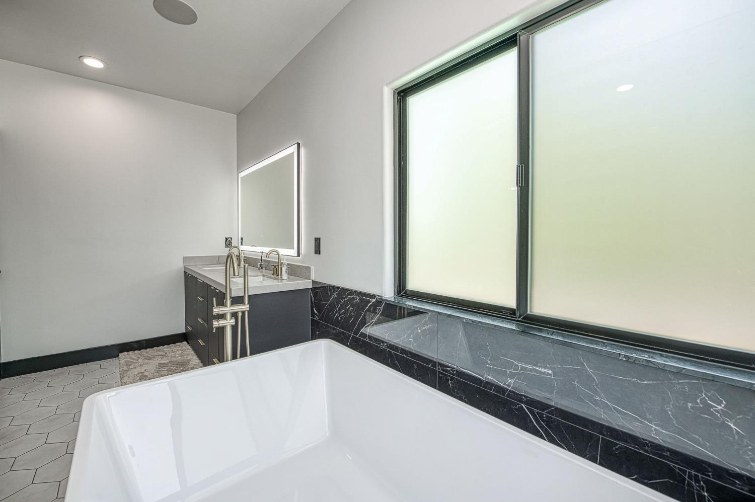 1292 E Valley Forge Dr, Fresno, CA 93720