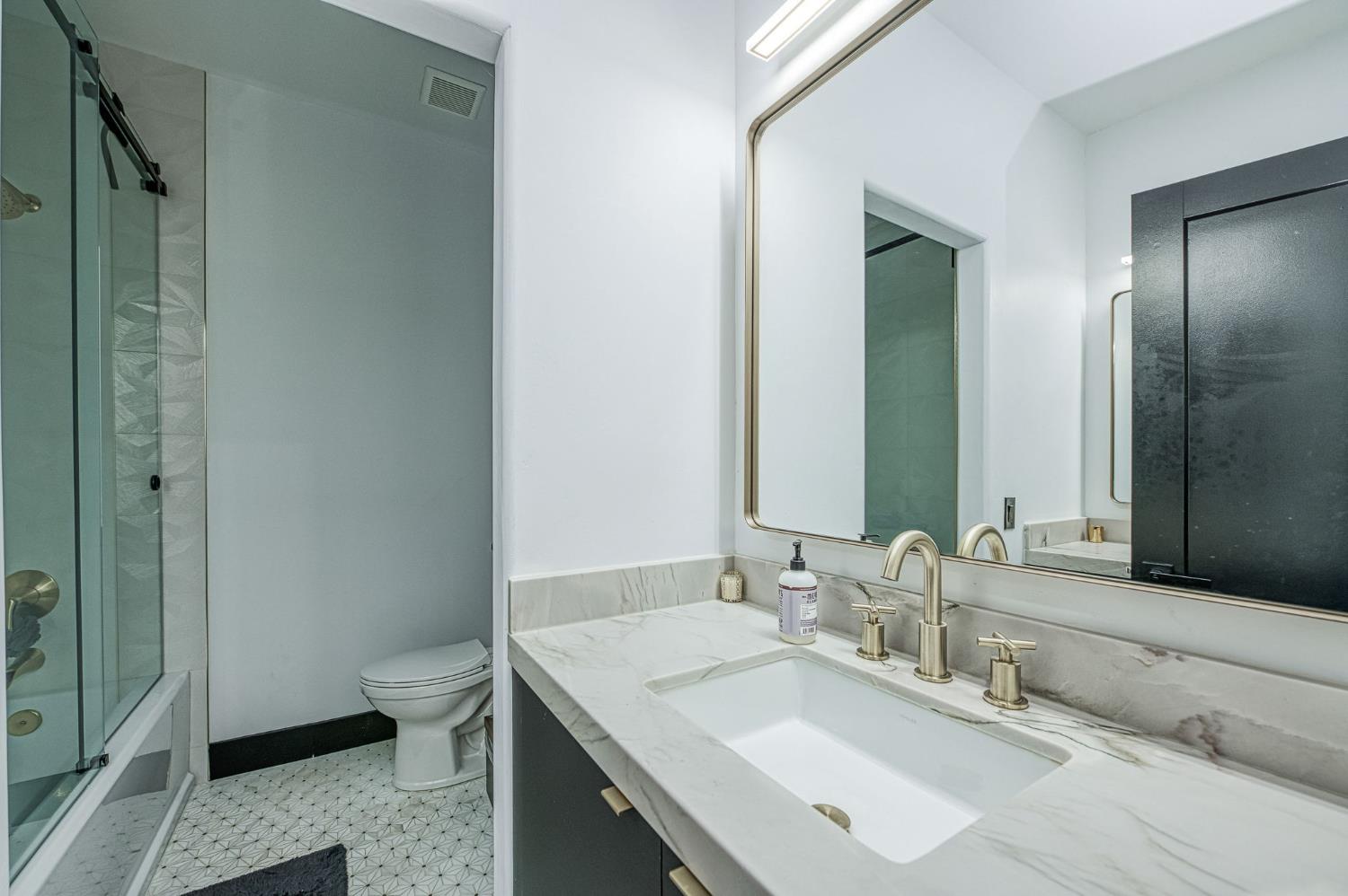 1292 E Valley Forge Dr, Fresno, CA 93720