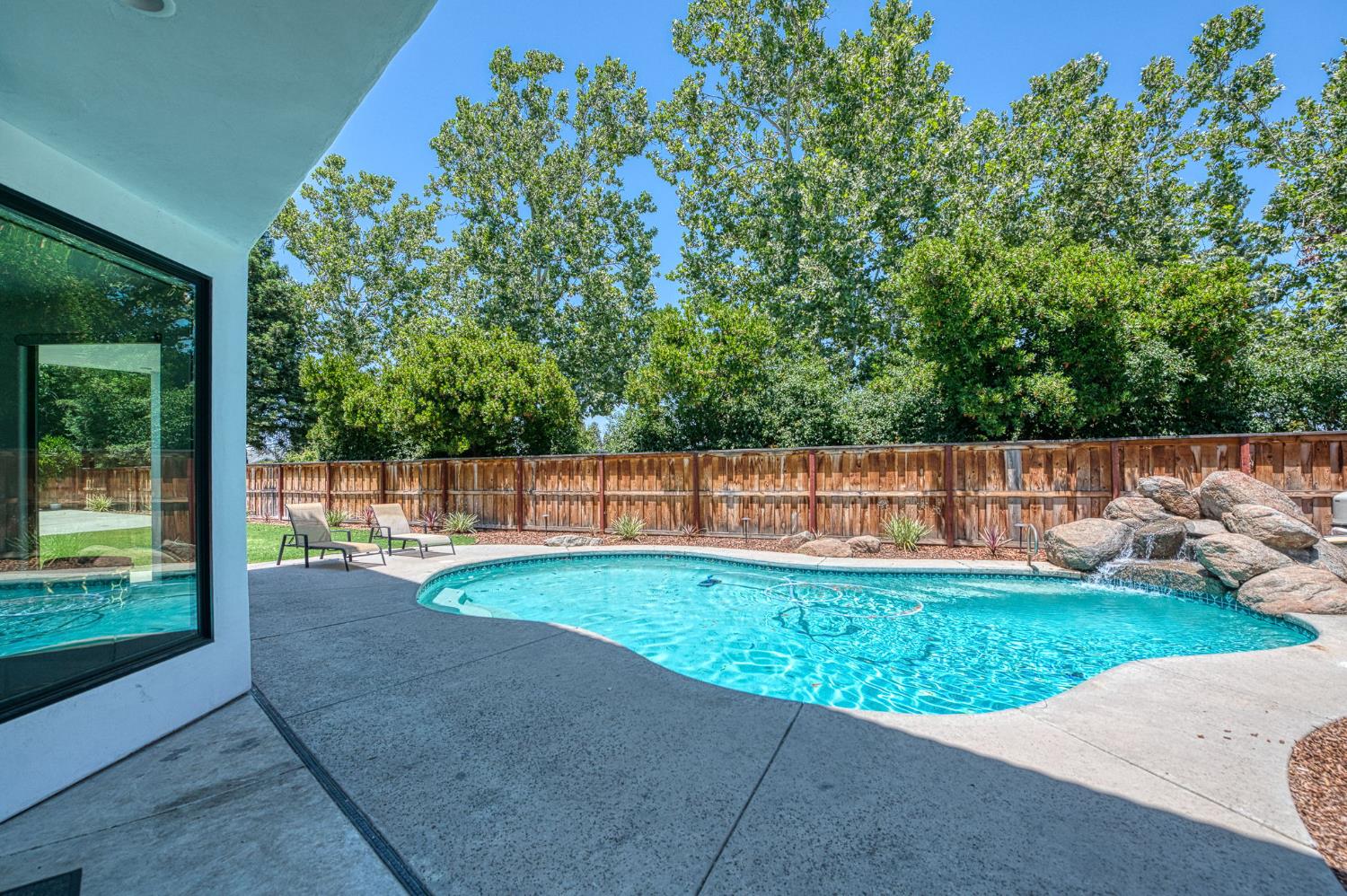 1292 E Valley Forge Dr, Fresno, CA 93720