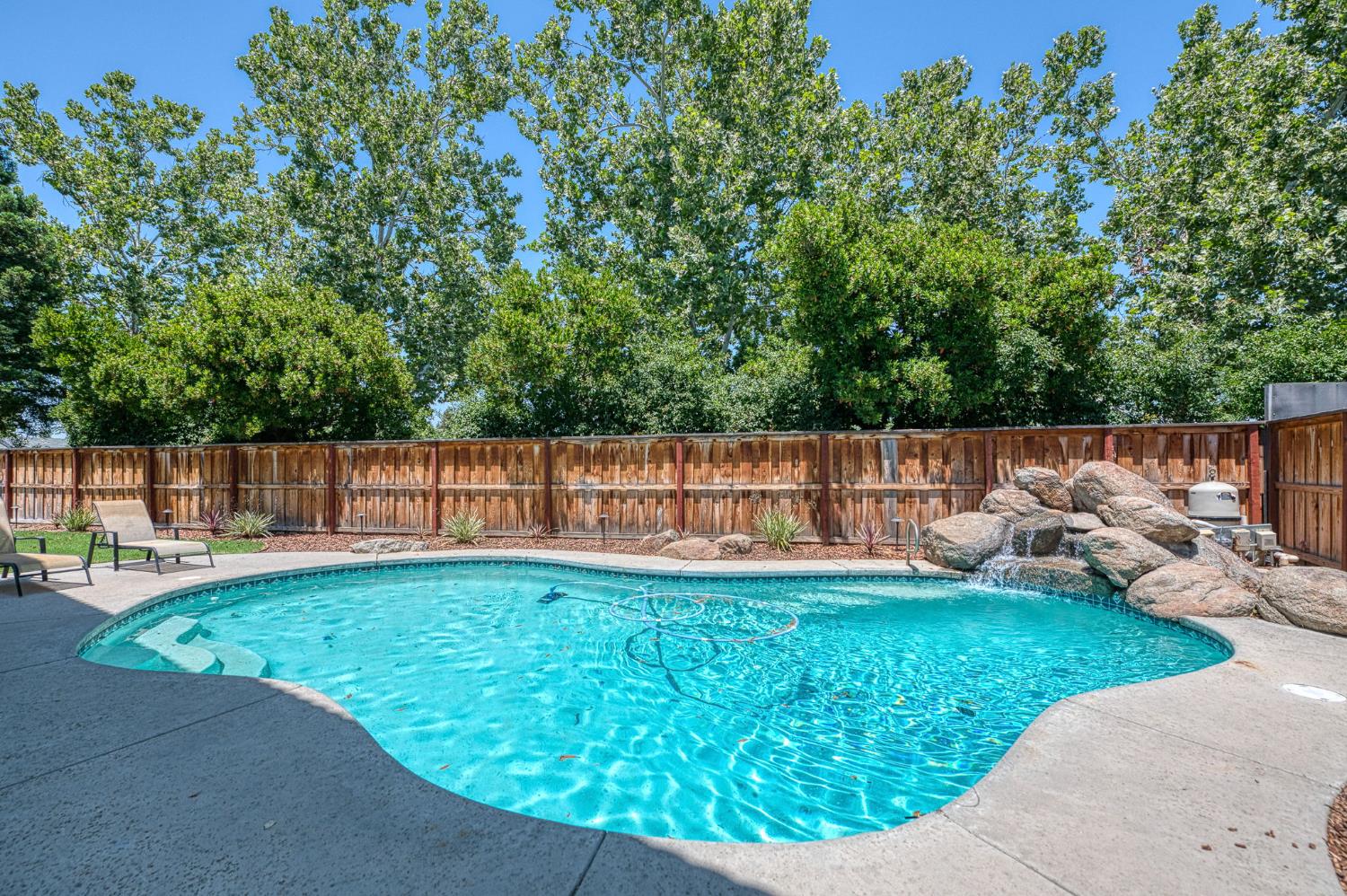 1292 E Valley Forge Dr, Fresno, CA 93720