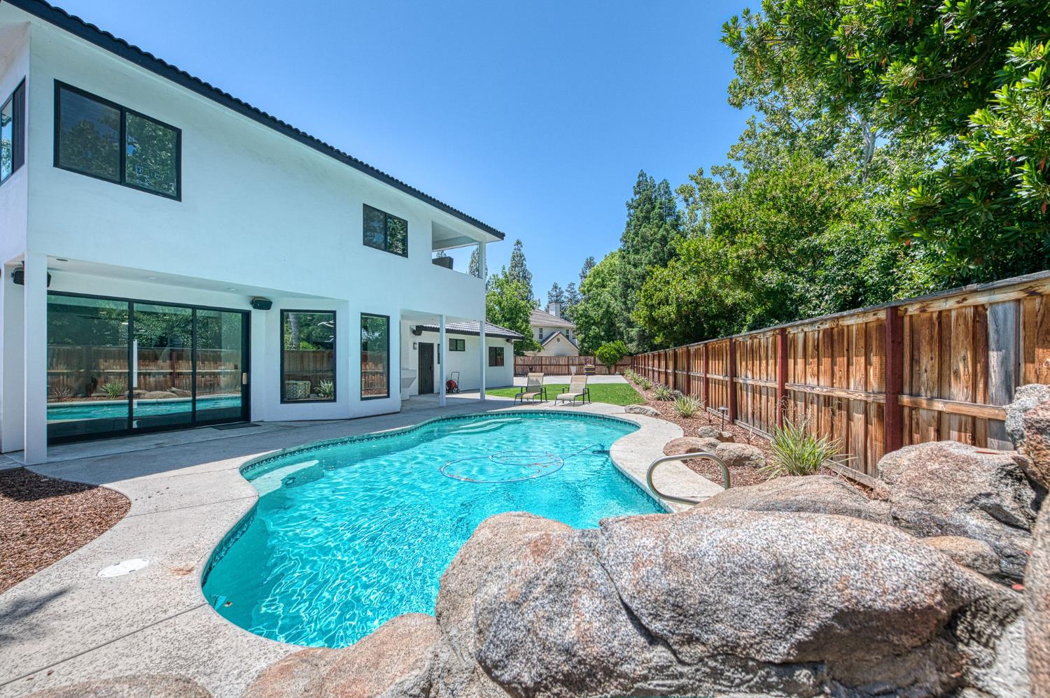 1292 E Valley Forge Dr, Fresno, CA 93720