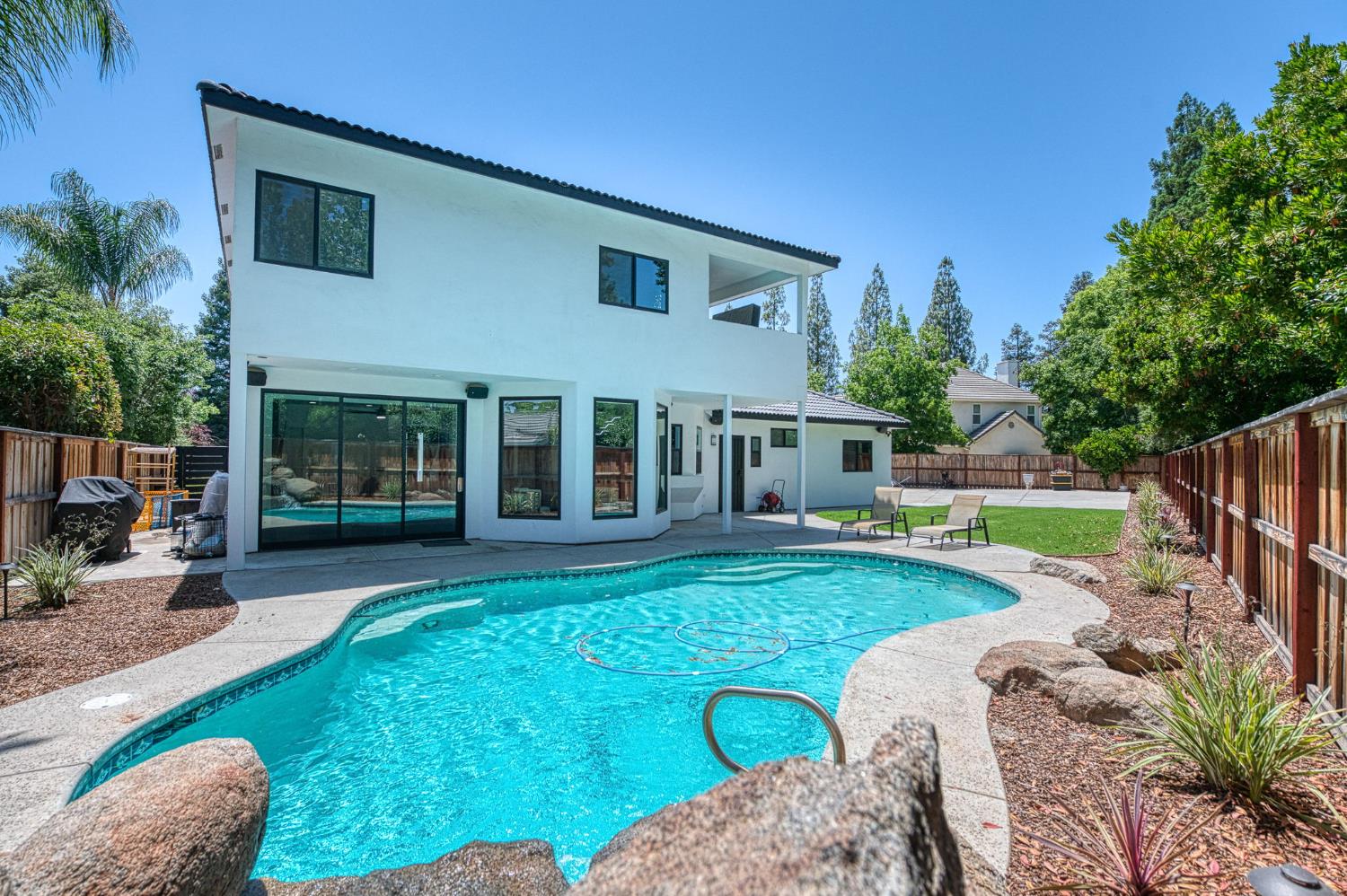 1292 E Valley Forge Dr, Fresno, CA 93720