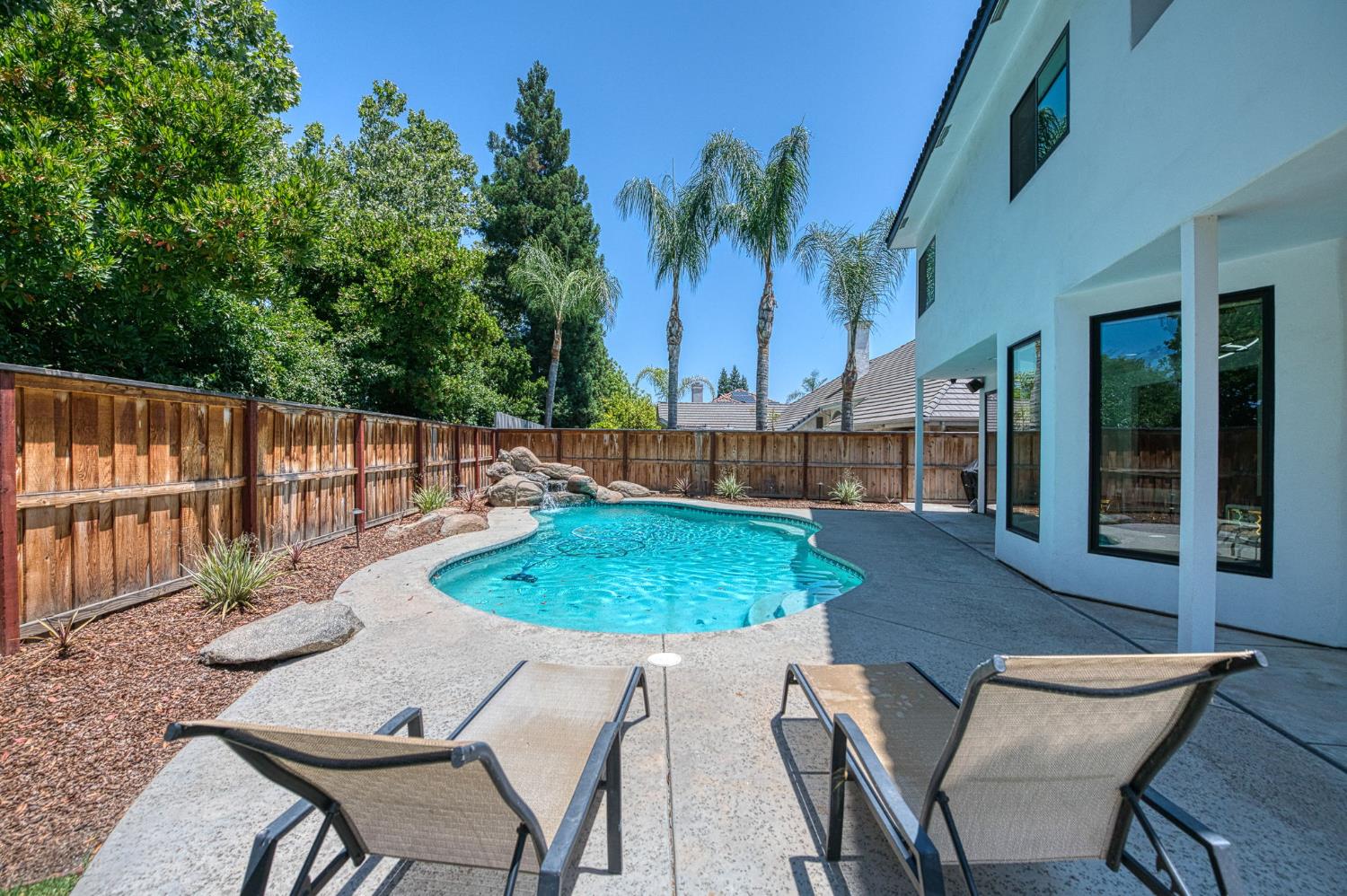 1292 E Valley Forge Dr, Fresno, CA 93720