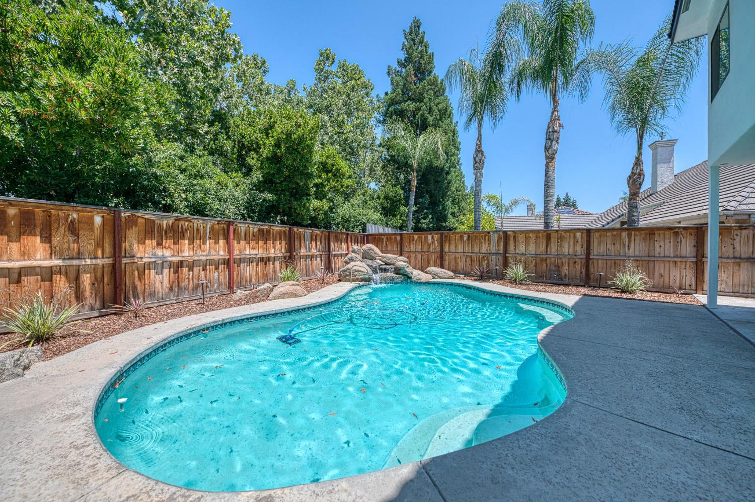 1292 E Valley Forge Dr, Fresno, CA 93720