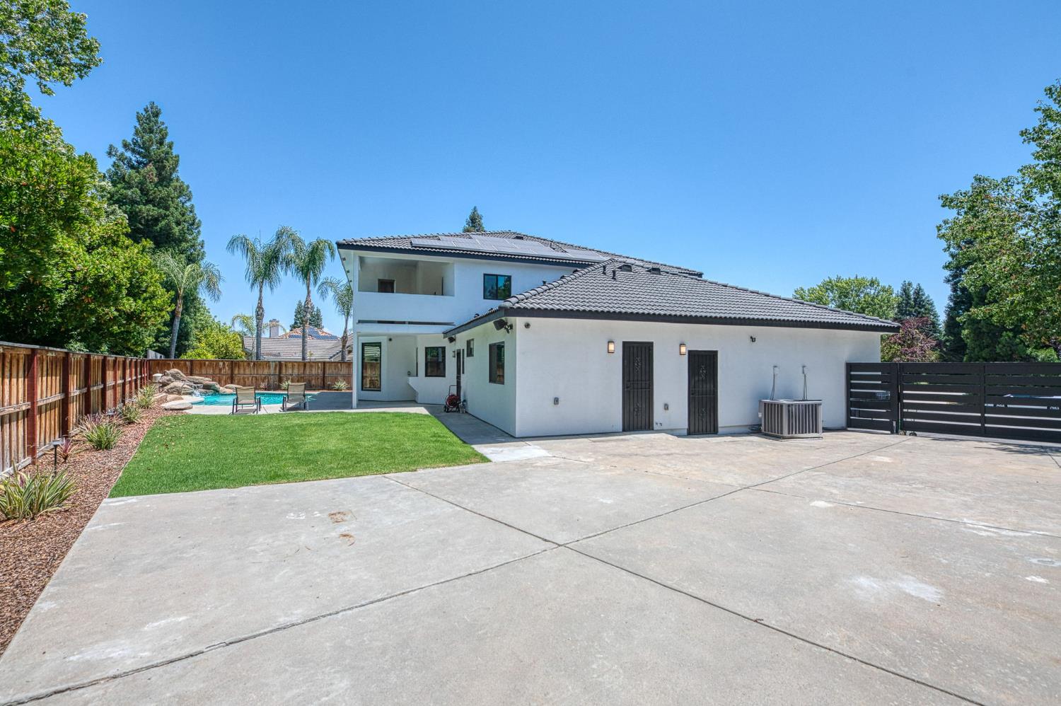 1292 E Valley Forge Dr, Fresno, CA 93720