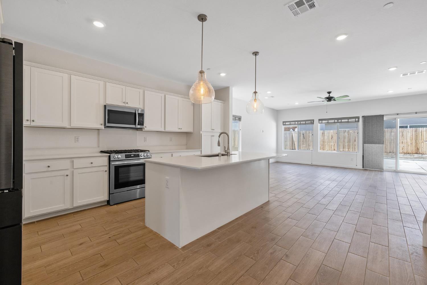 1754 N Aster Lake Rd, Hanford, CA 93230