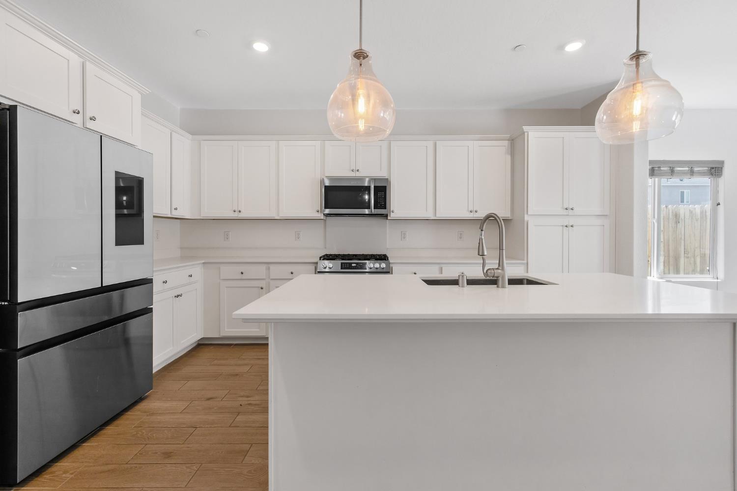 1754 N Aster Lake Rd, Hanford, CA 93230