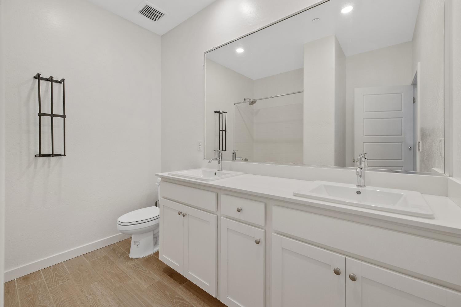 1754 N Aster Lake Rd, Hanford, CA 93230