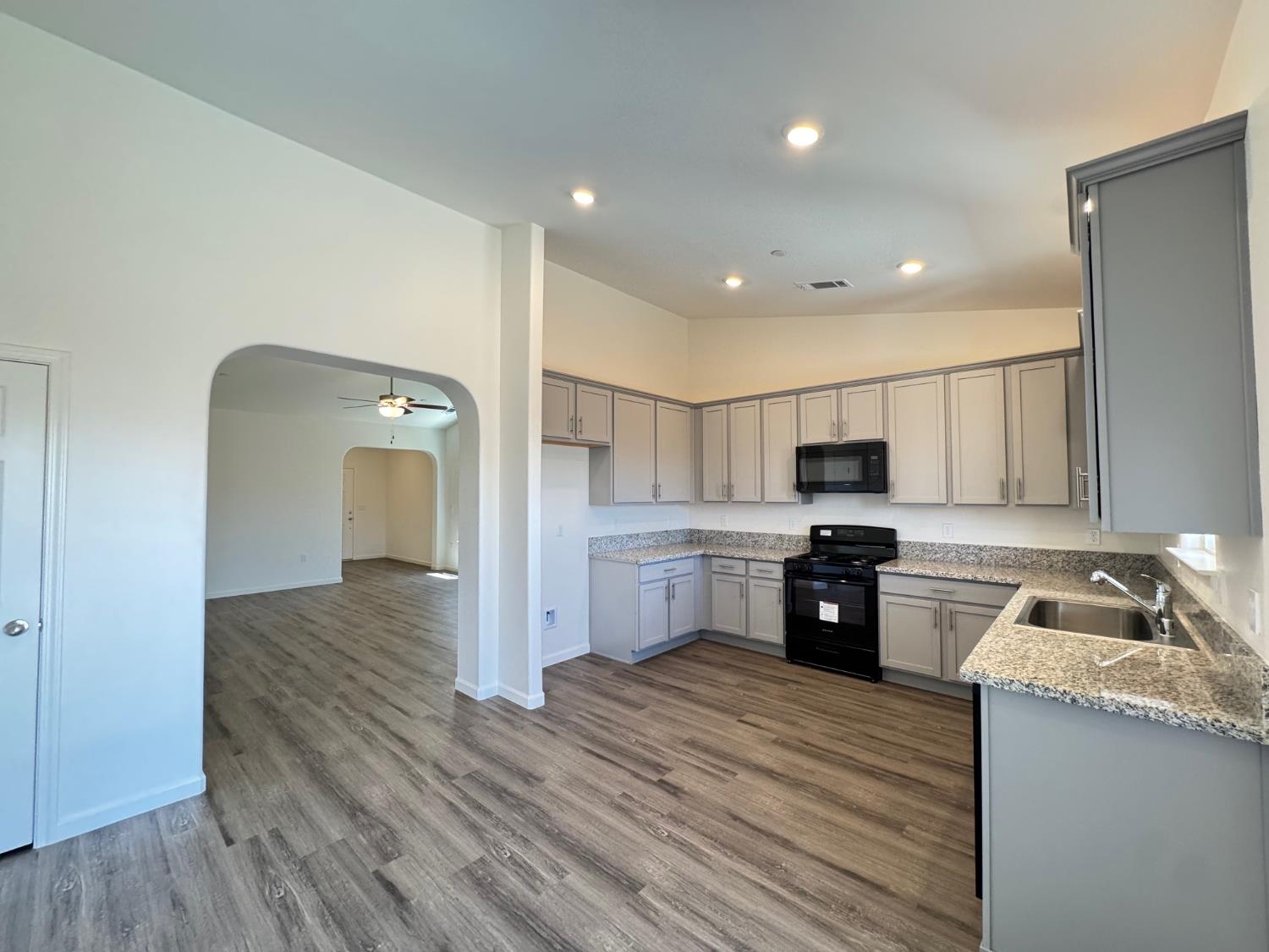 1225 E Orange St, Avenal, CA 93204