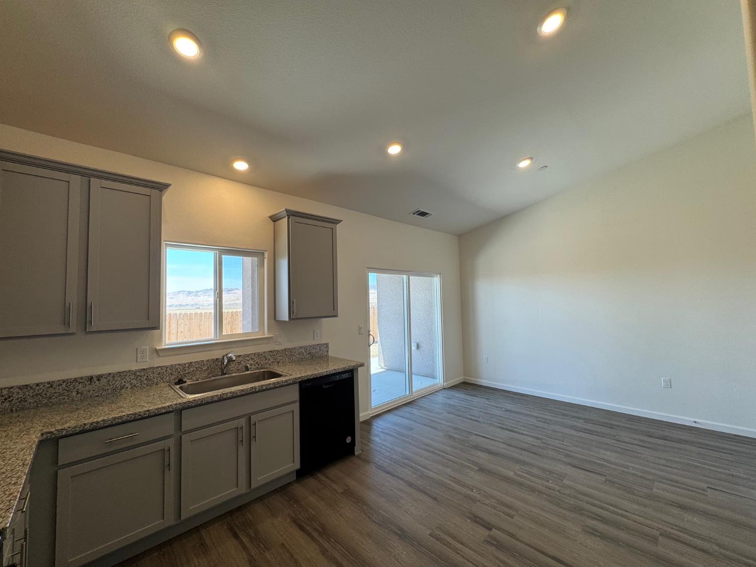 1225 E Orange St, Avenal, CA 93204