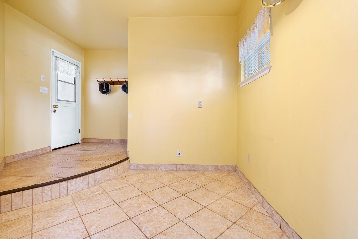 1216 E Pico Ave, Fresno, CA 93704