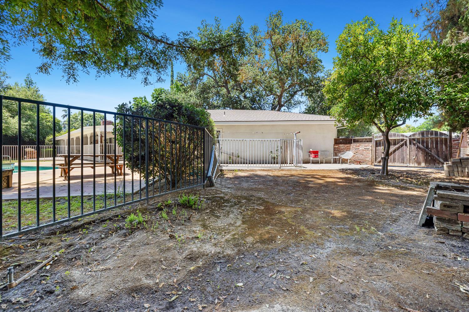 1216 E Pico Ave, Fresno, CA 93704