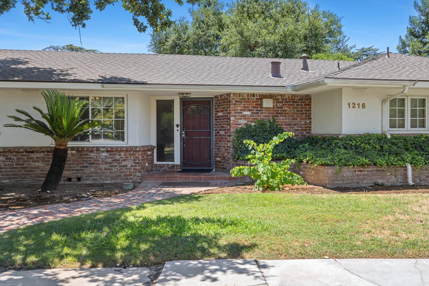 1216 E Pico Ave, Fresno, CA 93704