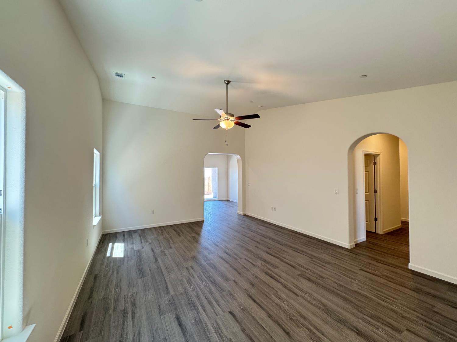 1124 E Orange St, Avenal, CA 93204