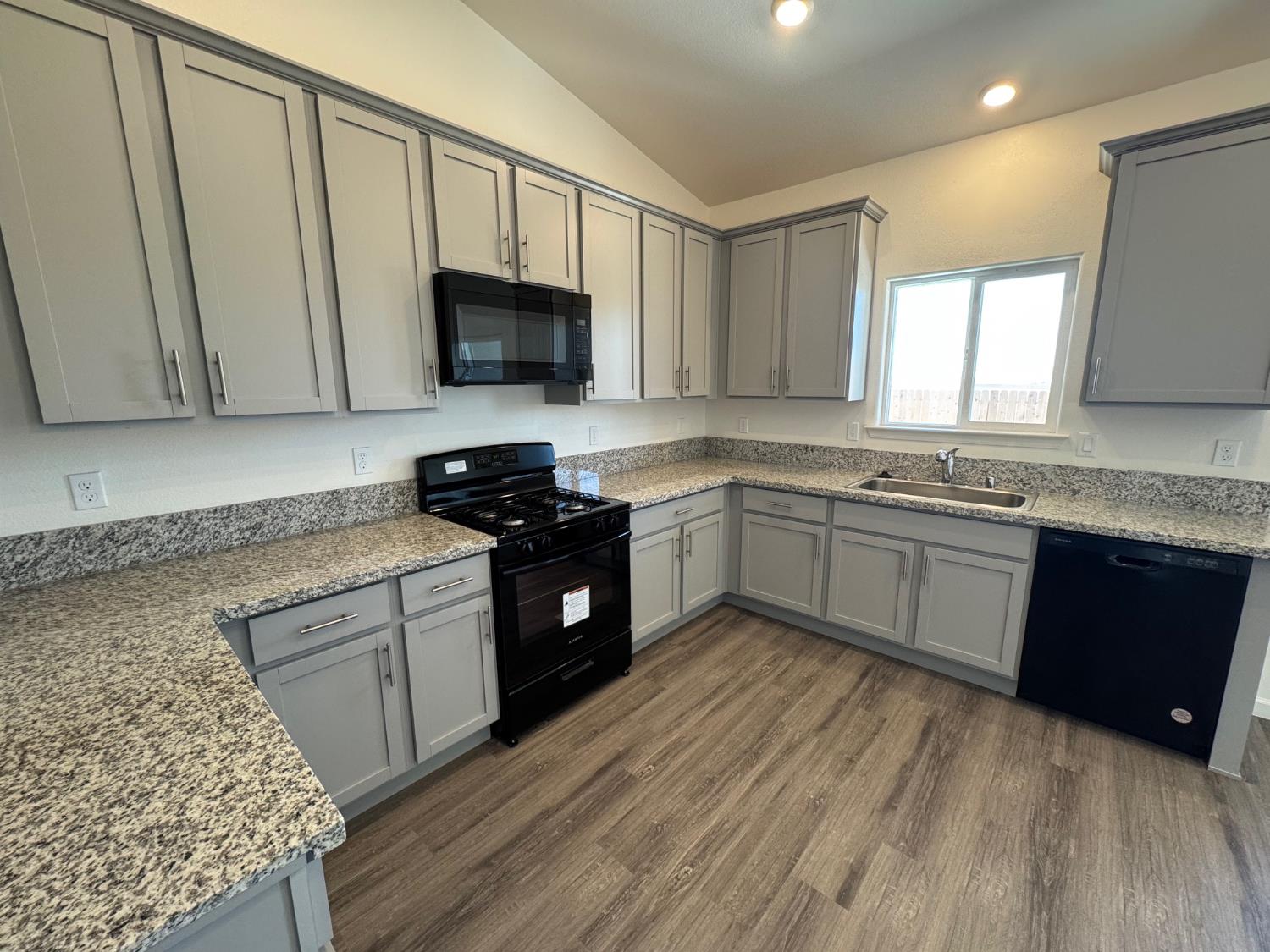 1124 E Orange St, Avenal, CA 93204