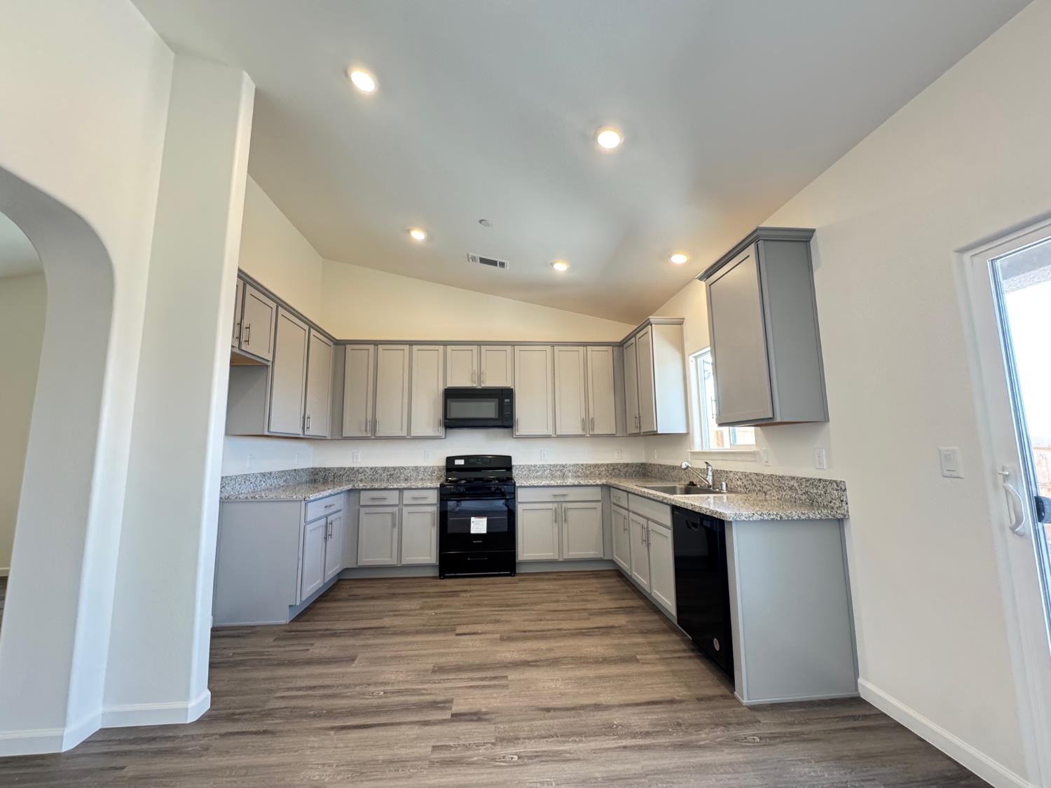 1124 E Orange St, Avenal, CA 93204