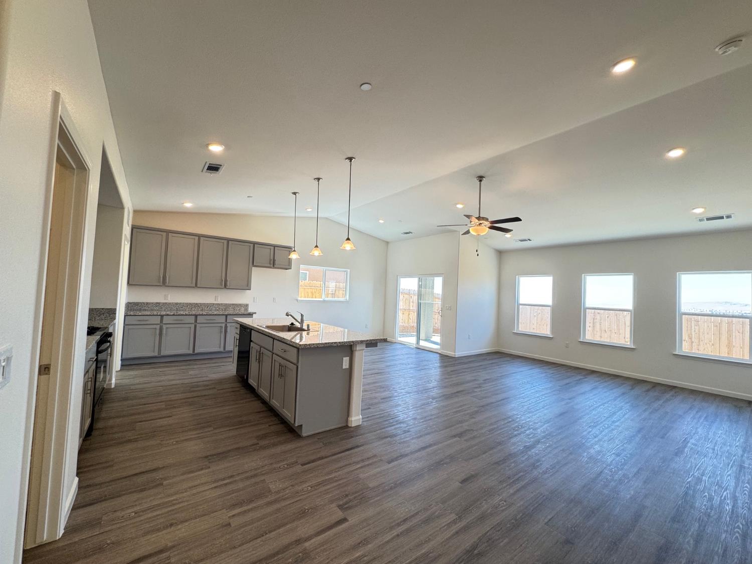 1132 E Orange St, Avenal, CA 93204