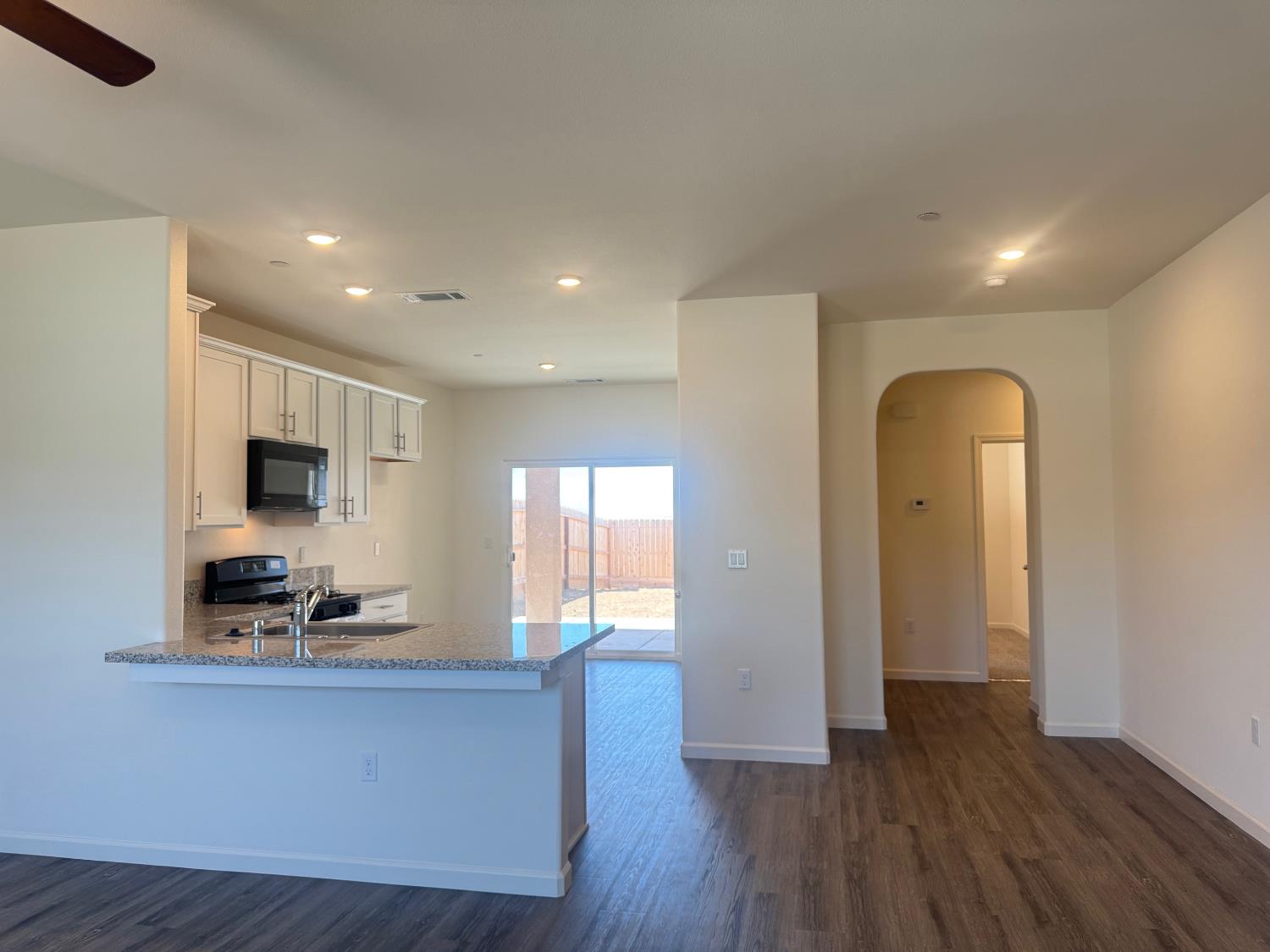 1204 E Orange St, Avenal, CA 93204