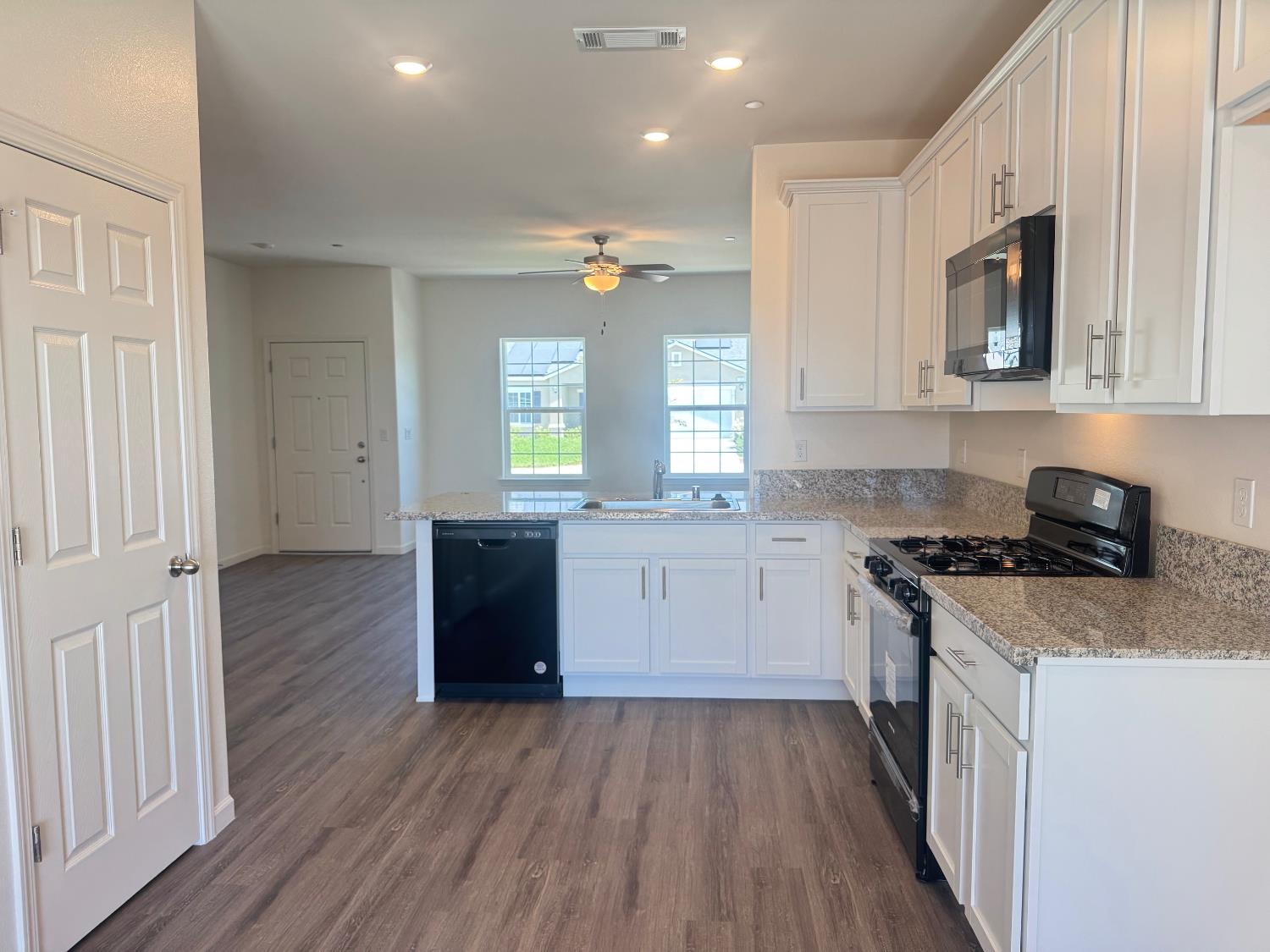 1204 E Orange St, Avenal, CA 93204