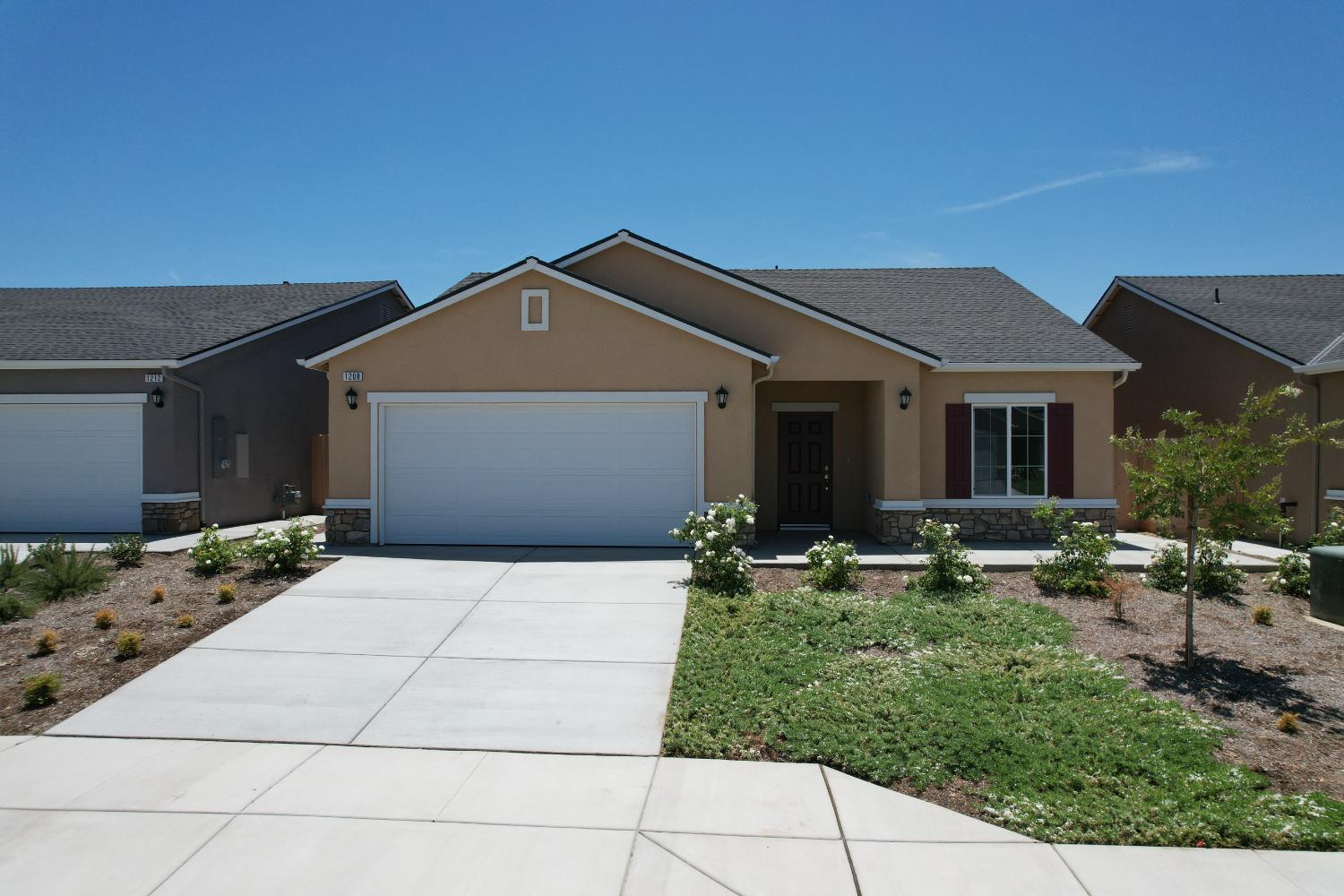 1208 E Orange St, Avenal, CA 93204