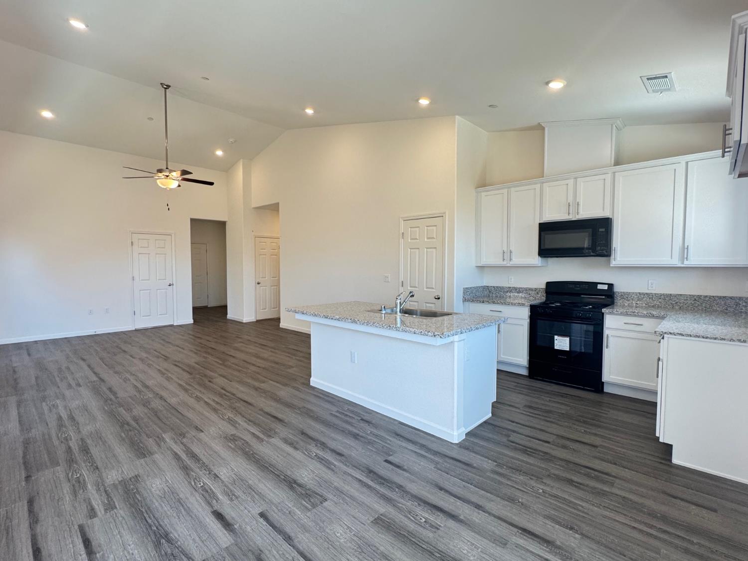 1208 E Orange St, Avenal, CA 93204