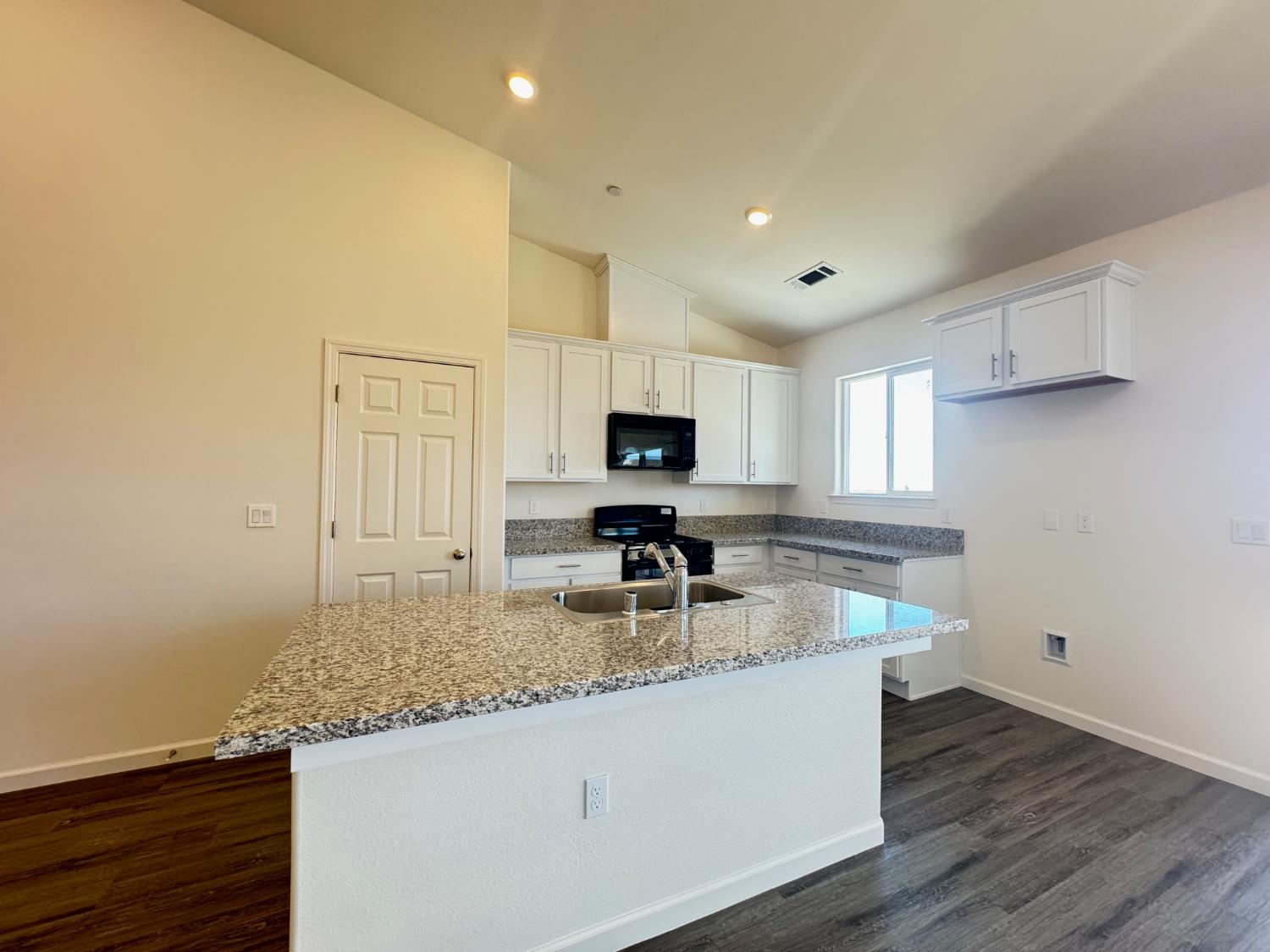 1208 E Orange St, Avenal, CA 93204