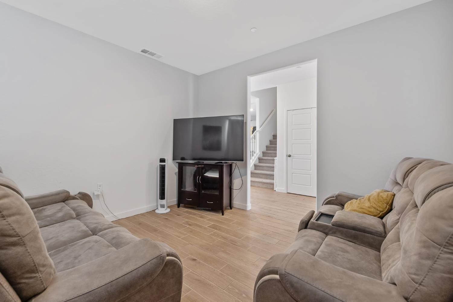 2409 Pepperdine St, Lemoore, CA 93245