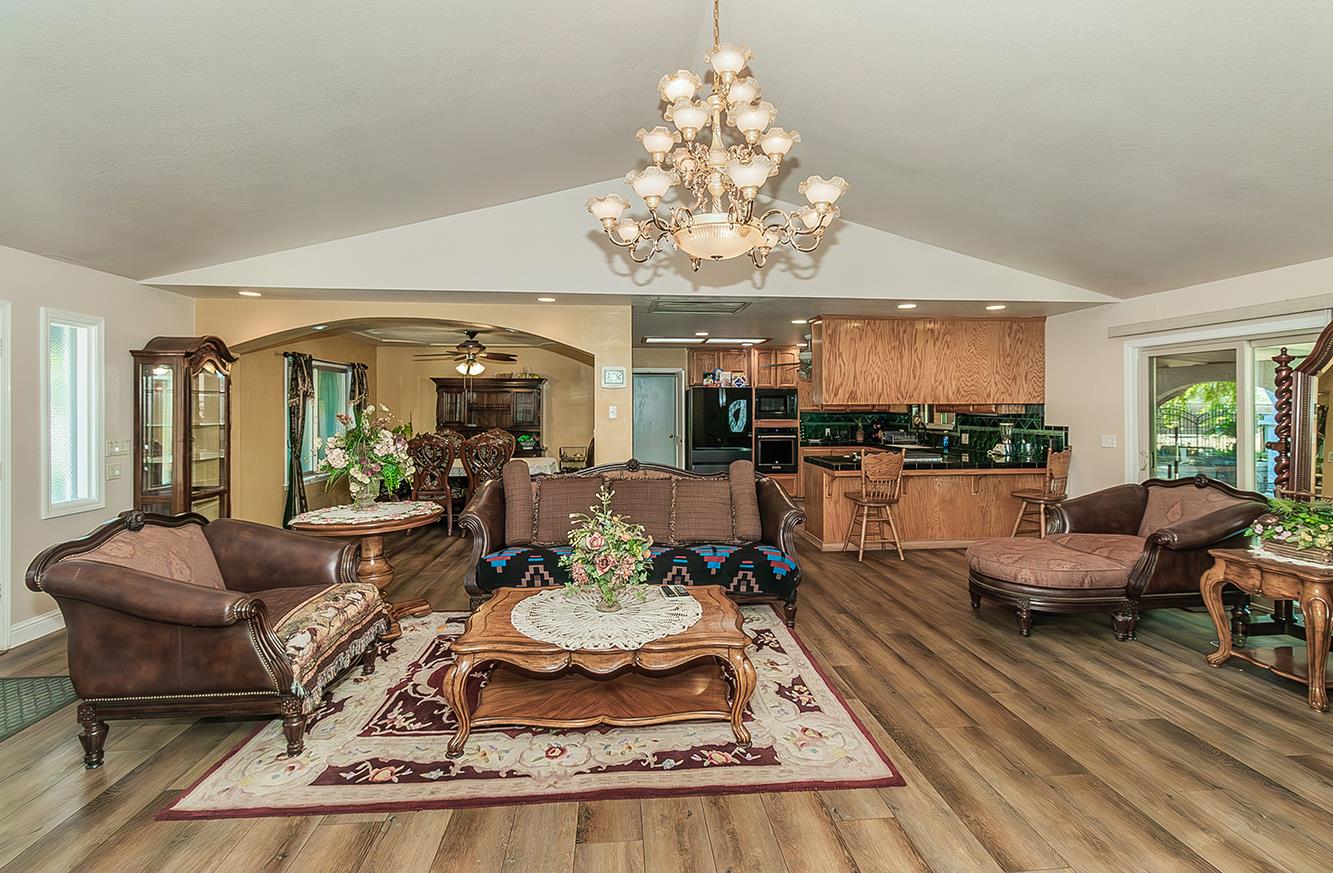 12743 E Gettysburg Ave, Sanger, CA 93657