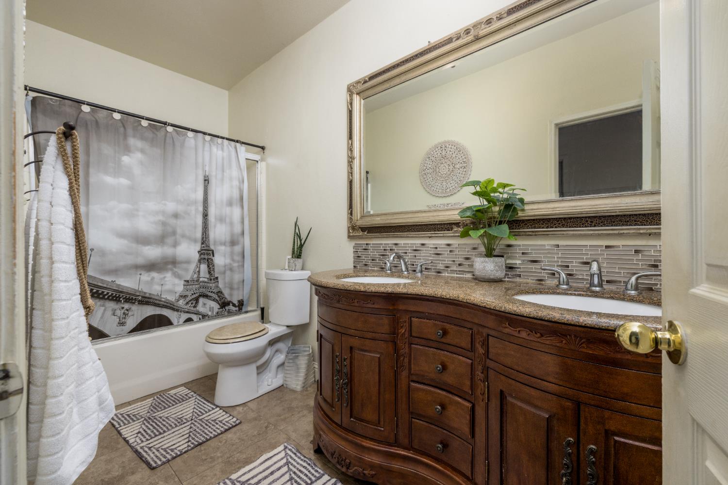 279 N Douglas, Fresno, CA 93727