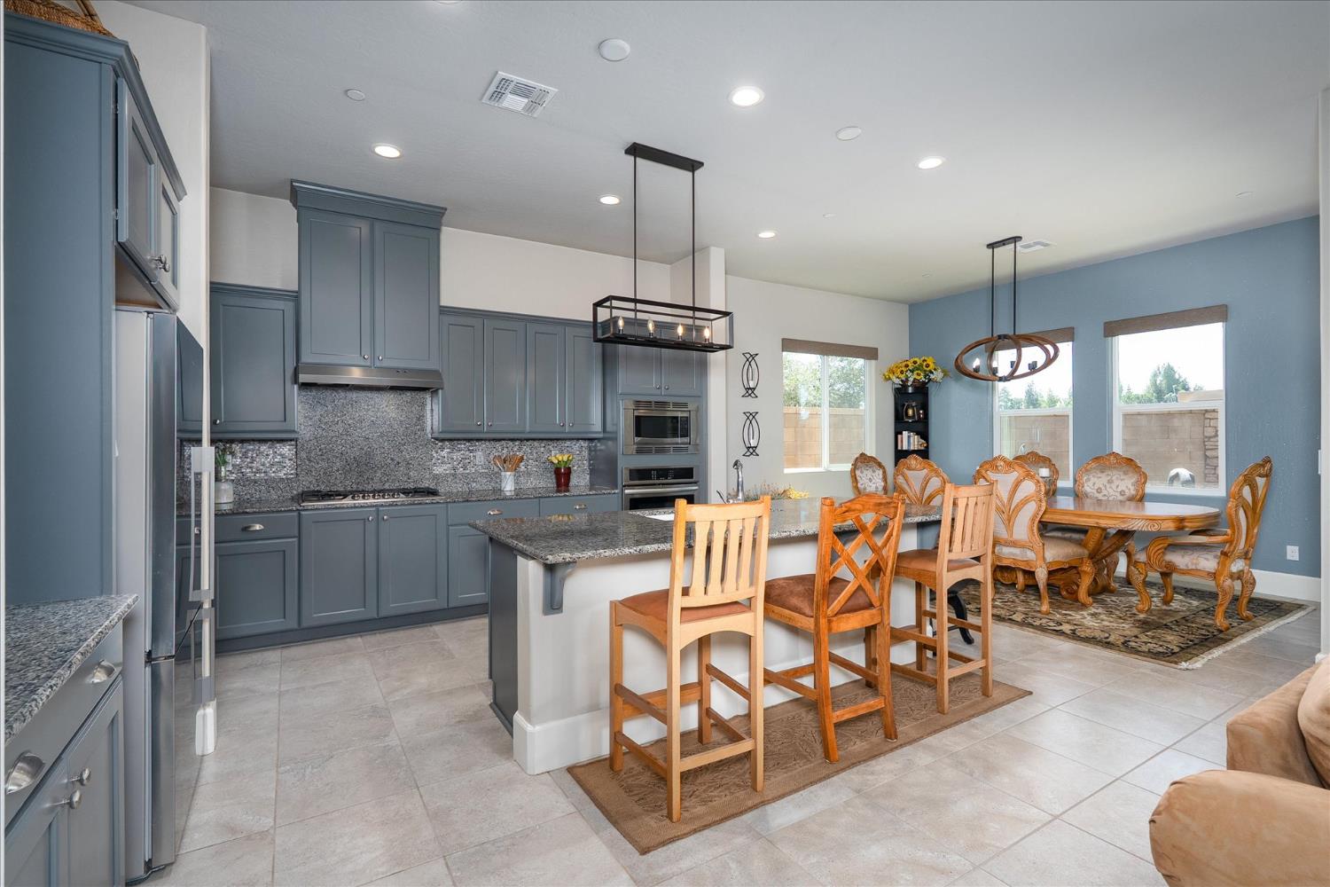 602 Pinnacle Dr W, Madera, CA 93636