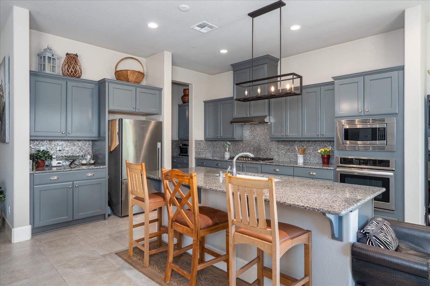 602 Pinnacle Dr W, Madera, CA 93636