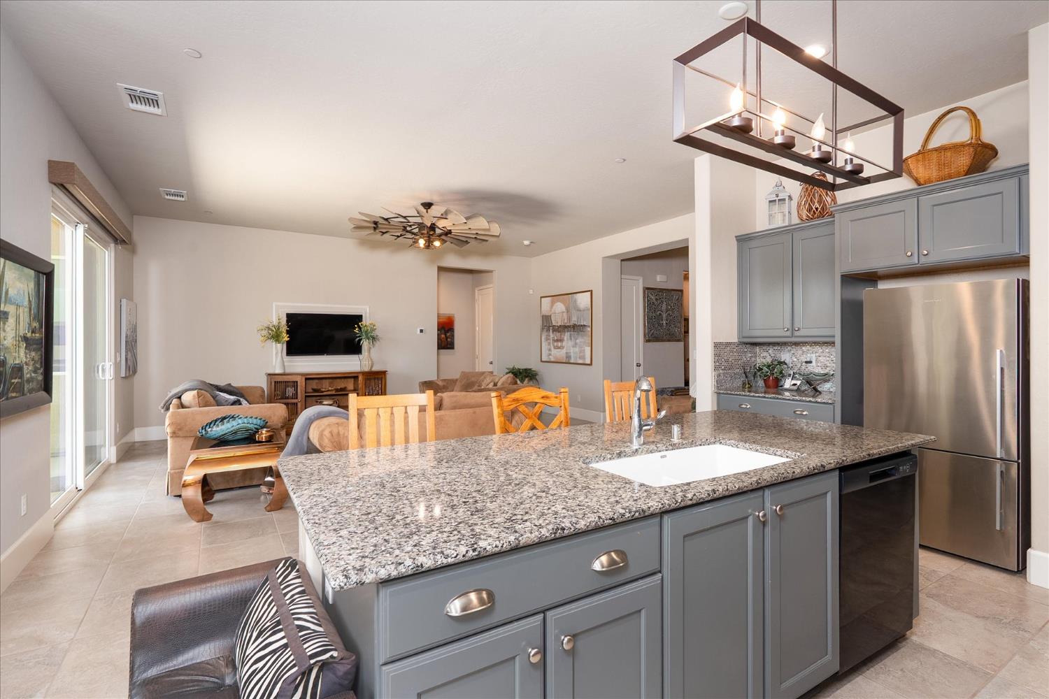 602 Pinnacle Dr W, Madera, CA 93636