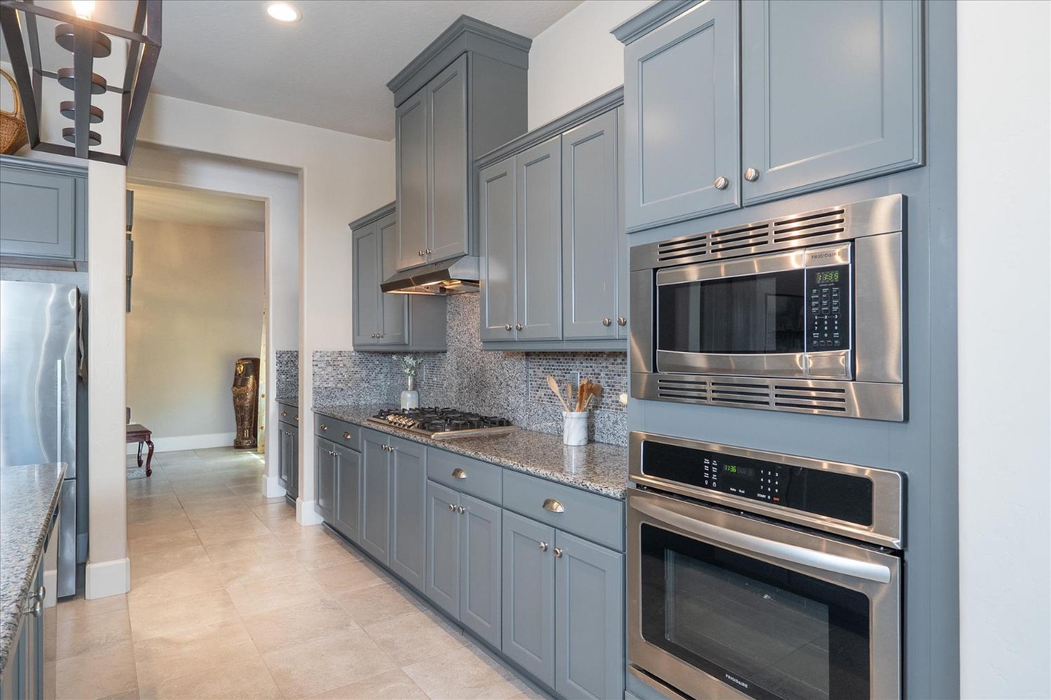 602 Pinnacle Dr W, Madera, CA 93636