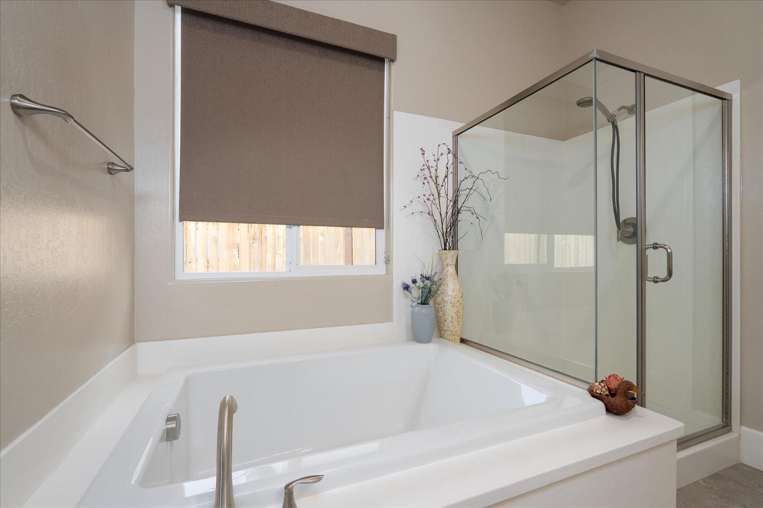 602 Pinnacle Dr W, Madera, CA 93636