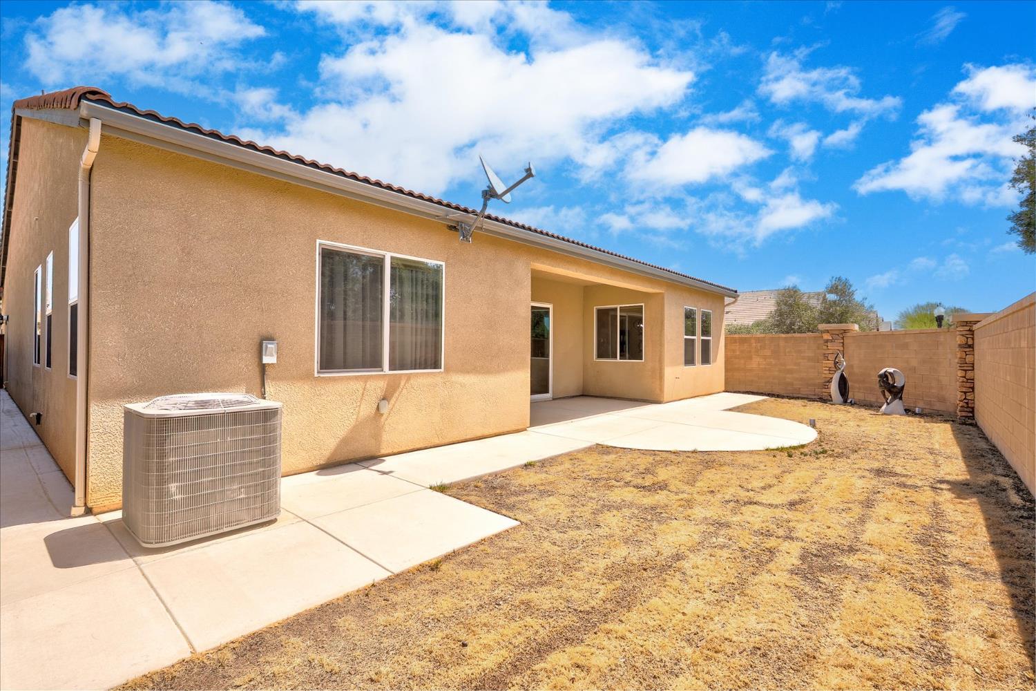 602 Pinnacle Dr W, Madera, CA 93636